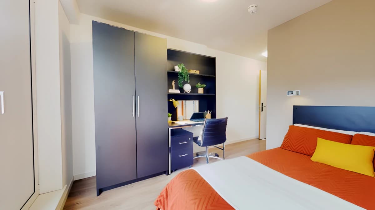 iQ City — Bronze En Suite