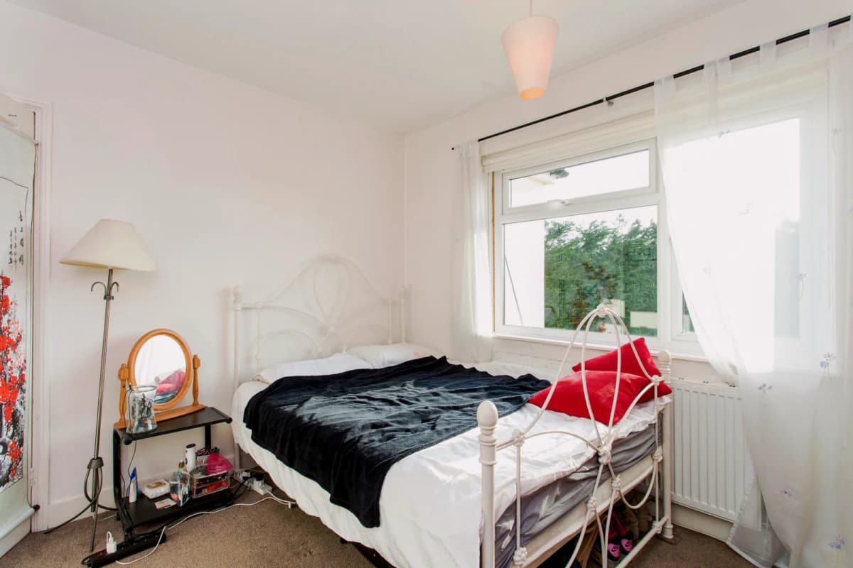 house in Ilford — Double bedroom placed near Clayhall Park