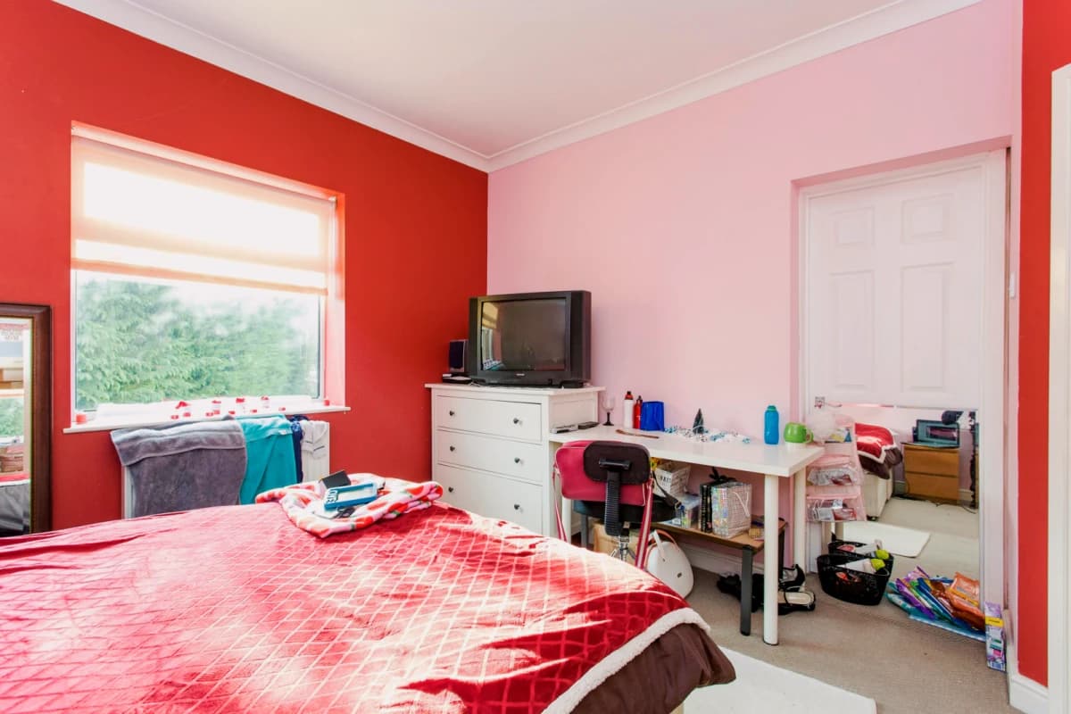house in Ilford — Spacious double bedroom, in Barkingside