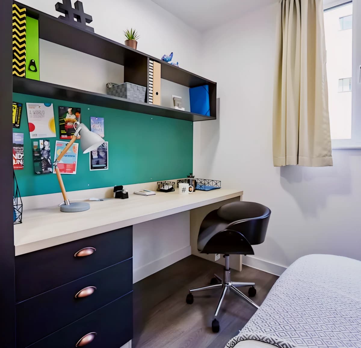 Mannequin House — Ensuite bronze plus