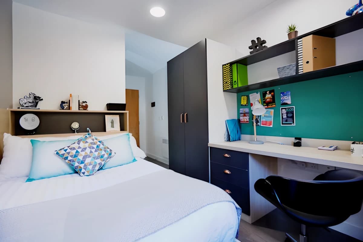 Mannequin House — Ensuite gold