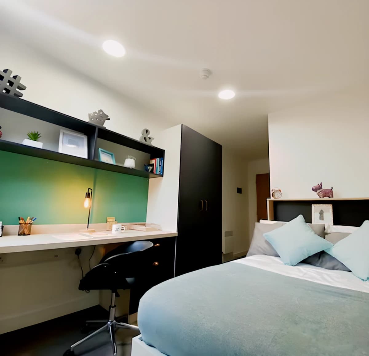 Mannequin House — Ensuite diamond