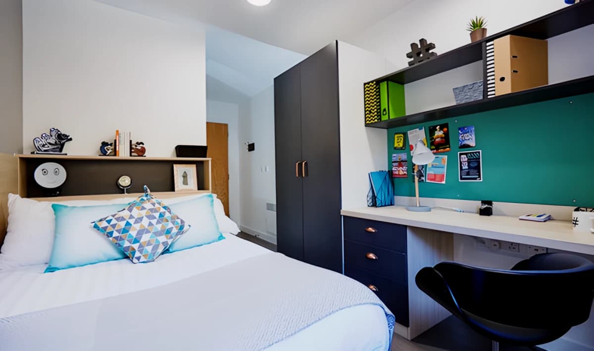 Mannequin House — Ensuite bronze