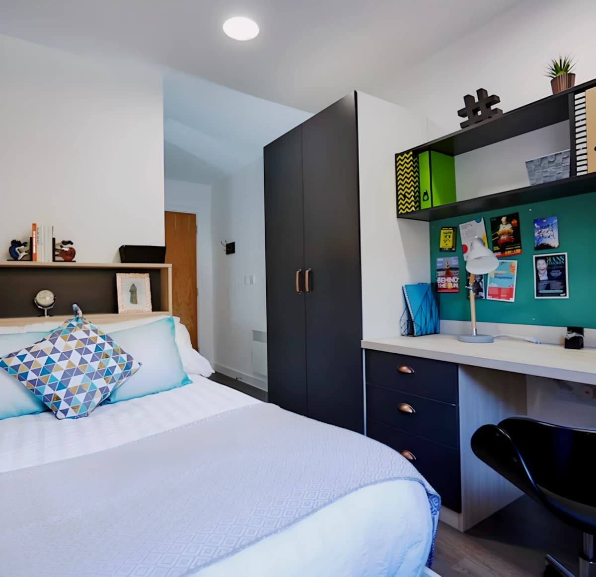 Mannequin House — Ensuite standard
