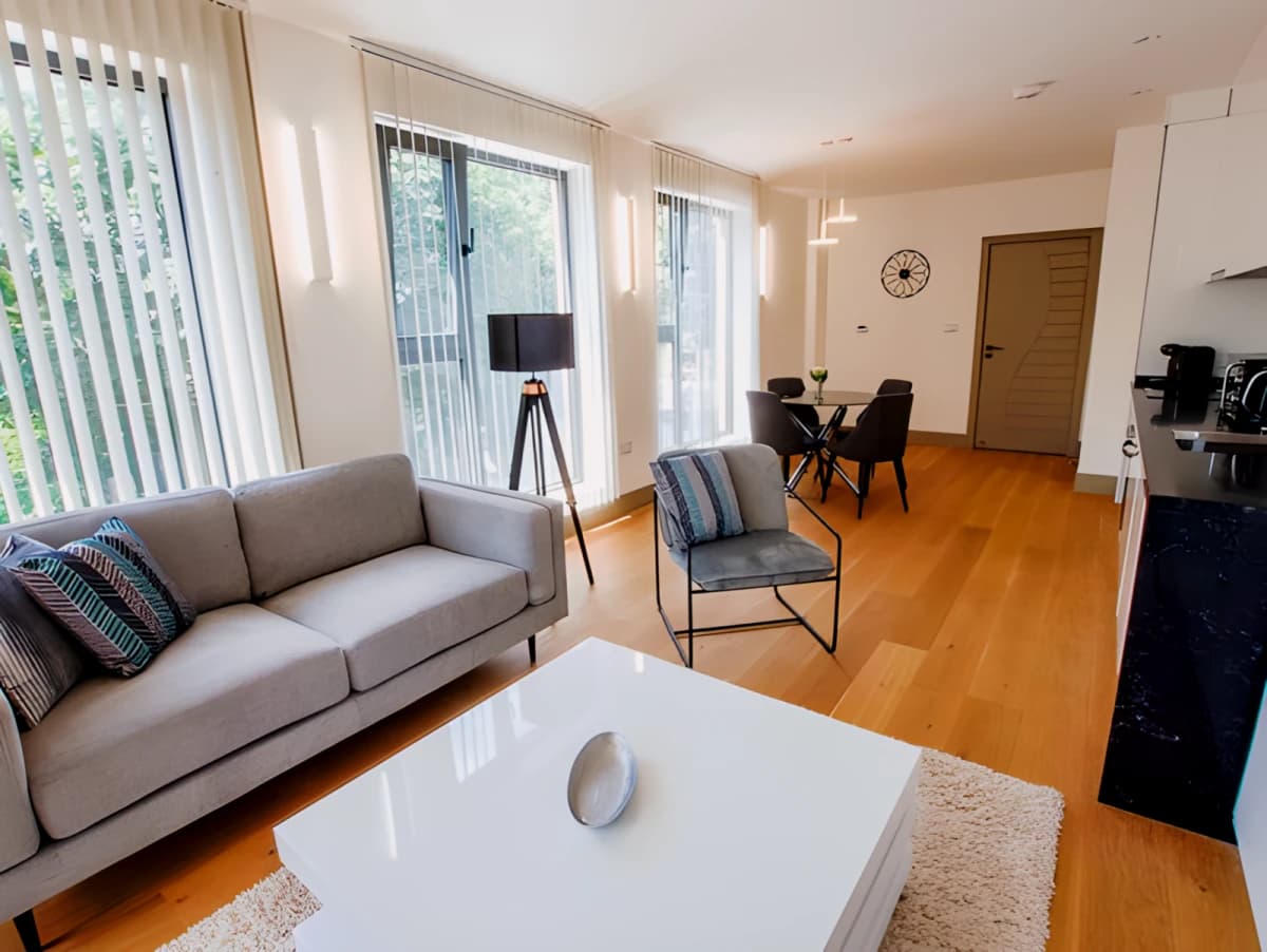 London Kew Bridge — Large One Bedroom Apartment with Terrace