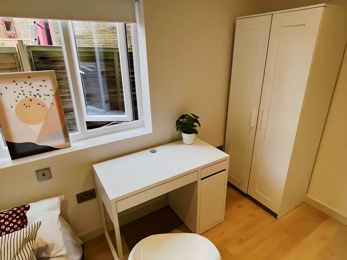 UM-YOLIVING Kingston City 3b2b — 3 Bedroom 2 Bathroom Room 2 (shared bath)