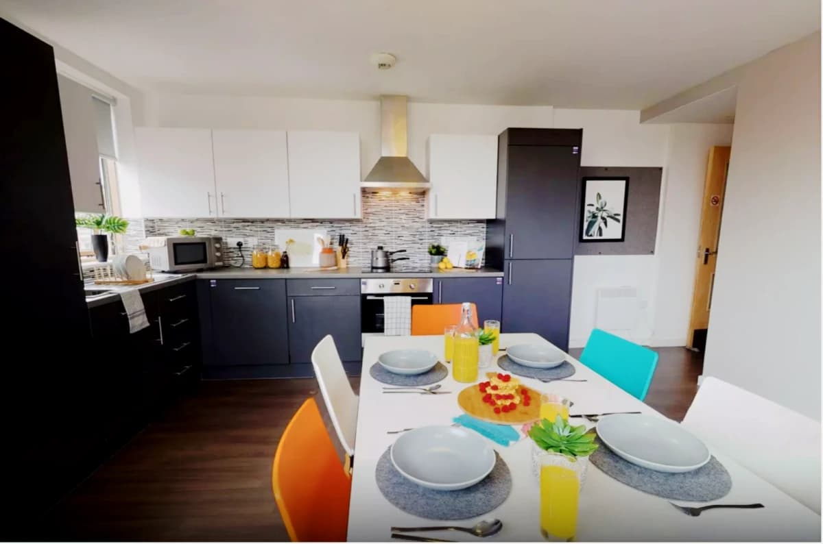 Lit Kingston — Gold En Suite