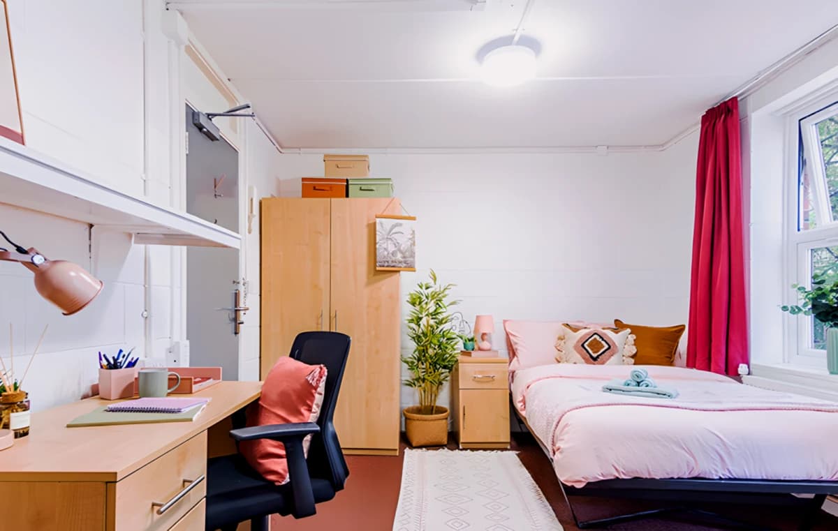Wood Green Hall — Large single room