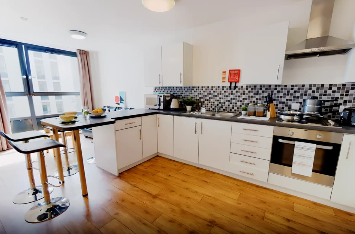 Lit IQ Sterling Court — Bronze En-suite Premium