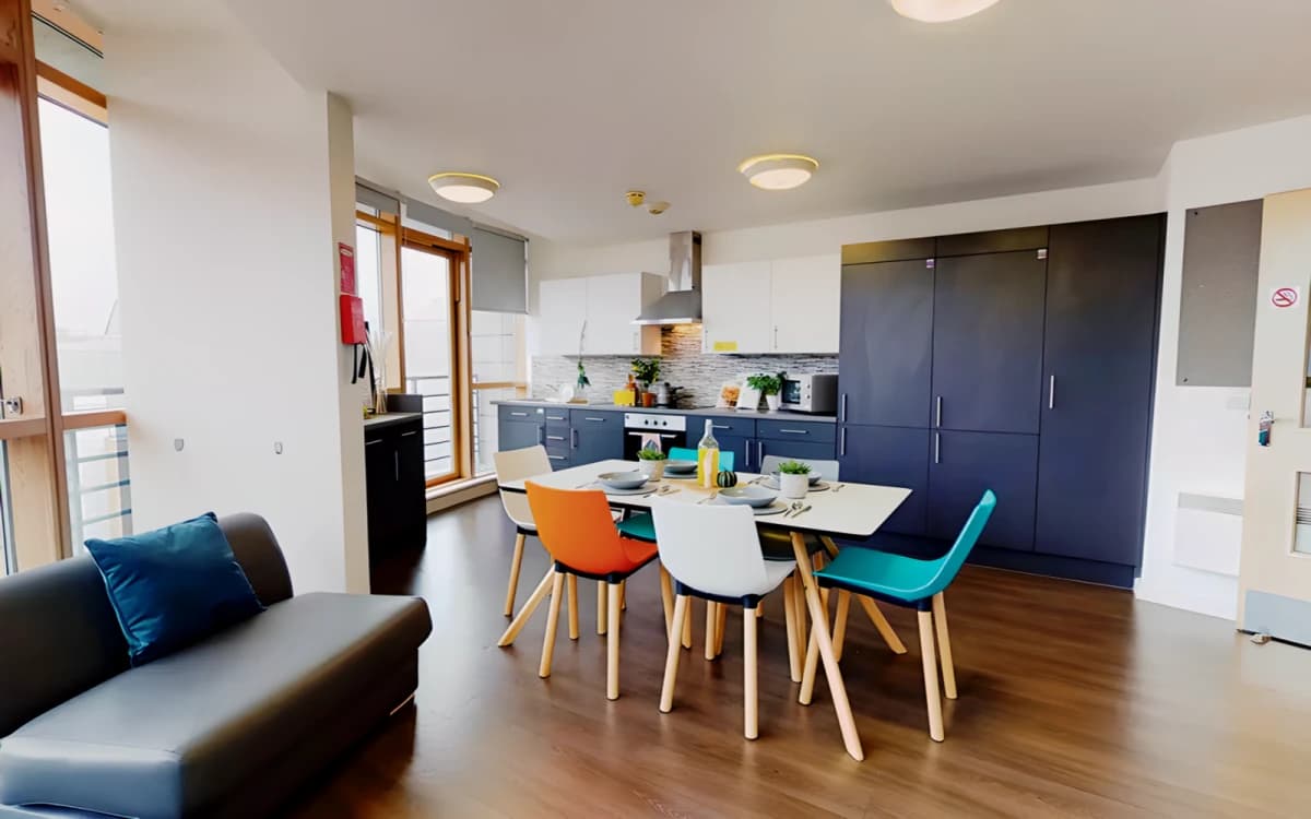 Lit Kingston — Bronze En Suite