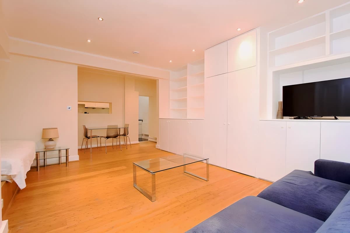 Pont Street, Knightsbridge — Studio, Flat 6 ,Rear Basement, 40